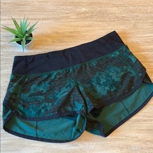 Lululemon black green shorts size 4